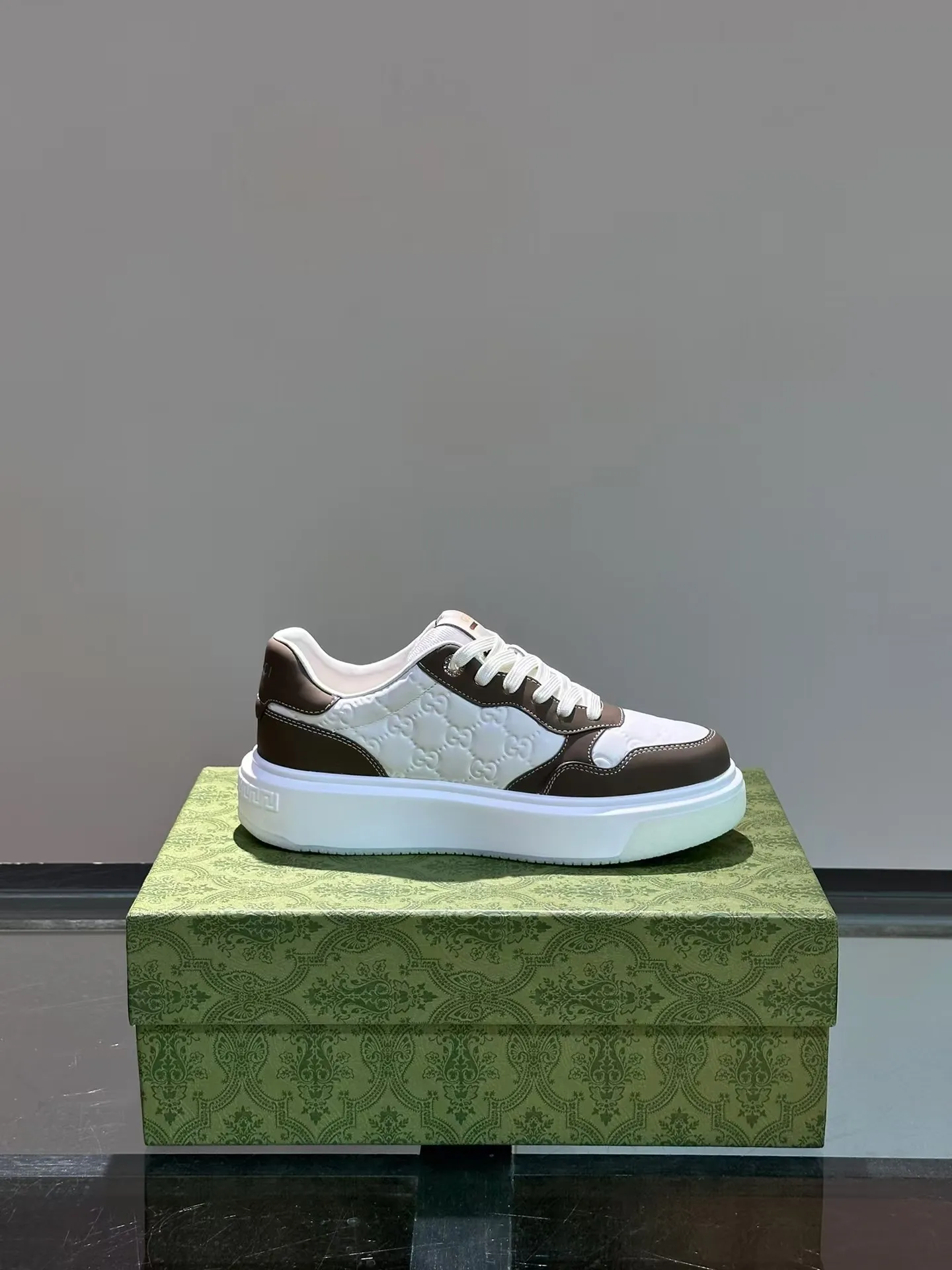 P440 new men's shoes GUCCI [Lightning] latest shoes are shipped. Original quality, fashionable, made of special materials, sheepskin lining, brand new packaging. The foot feels super comfortable and the workmanship is impeccable. Size: Male 38-45.
